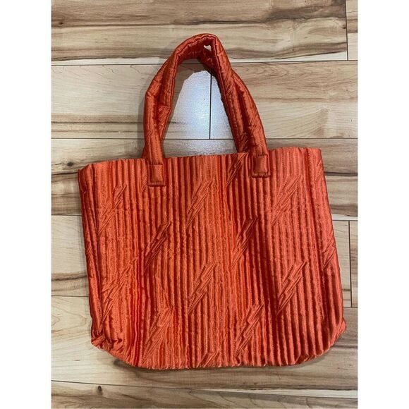 New Urban Outfitters UO Floral Quilted Mini Handbag - Picture 1 of 2
